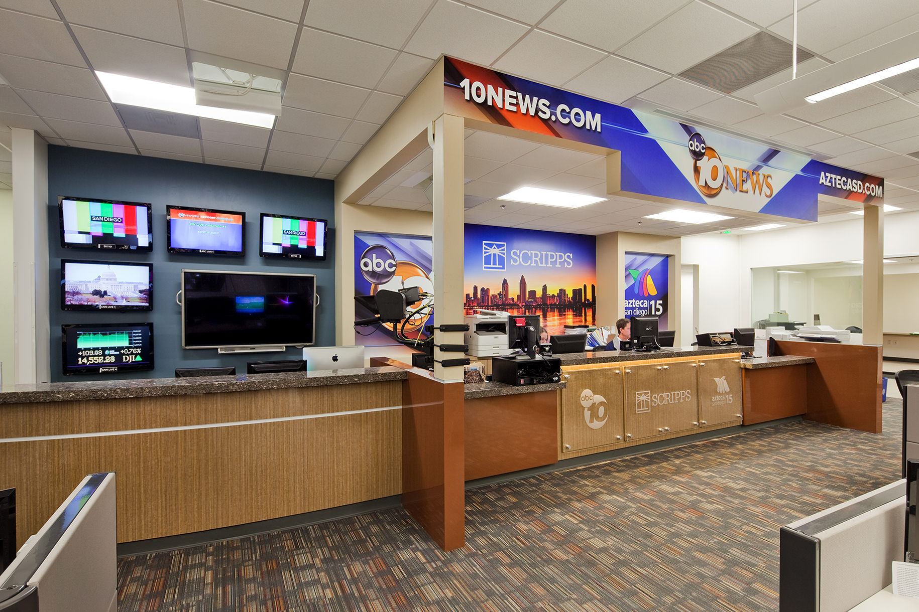 Channel 10 Newsroom by Safdie Rabines Architects